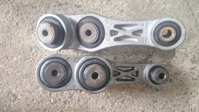 AH231500 - Braço de oscilação da peneira inferior