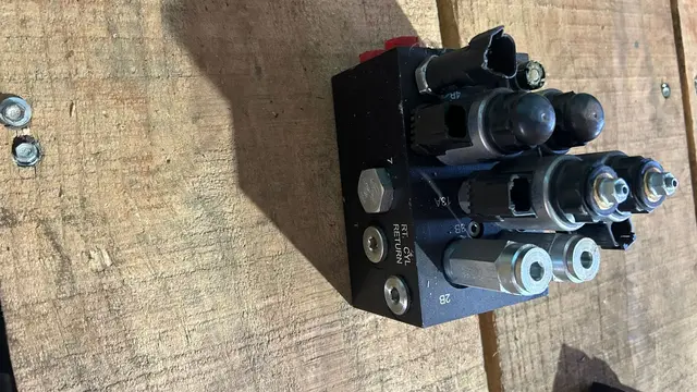 84299098 - Válvula hidráulica