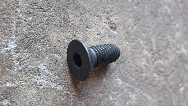 F1122824 - Parafuso de cabeça chata escareada